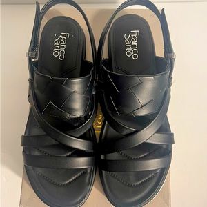 Sporty, slingback sandal.  Slim forefoot, thick mid-foot. Velcro strap.